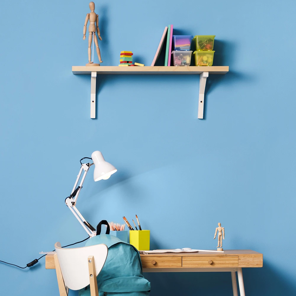 Bureau Enfant - Mur bleu - Bonhomme bois